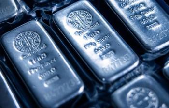 انهيار تاريخي لسعر الفضة: من القمم الذهبية إلى تراجعات مدوية تهز الأسواق