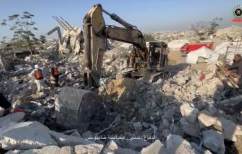 الدفاع المدني: انتشلنا جثامين 25 شهيدًا من تحت أنقاض منزل بخانيونس