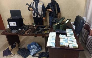 المباحث تعتقل 3 أفراد من عصابة مسلحة في دير البلح وتضبط أموالًا وأسلحة