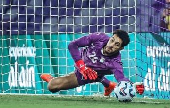 عملاق أوروبي يطلب التعاقد مع نجم الأهلي رسميًا