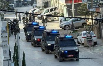 الاحتلال يقتحم شارع المطار شمال القدس ويشرع بعملية عسكرية