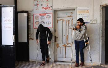 ينتظر المرضى الفلسطينيون إجراء الفحص في عيادة أطباء بلا حدود في حي الرمال بغزة، في 31 ديسمبر 2025 مرضى فلسطينيون ينتظرون دورهم لإجراء الفحوصات في عيادة أطباء بلا حدود بحي الرمال في غزة