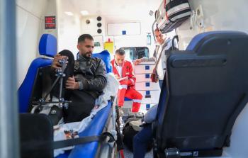 الهلال الأحمر: سهّلنا سفر 56 مريضًا ومرافقًا عبر معبر رفح
