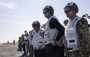 ويتكوف وكوشنر على متن حاملة الطائرات لينكولن