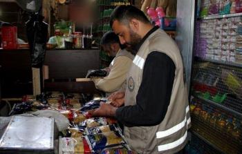 مباحث التموين بخانيونس تحرر 4 محاضر ضبط وتوقف بائعَين