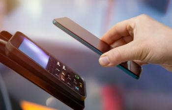 البنك المركزي يتيح المدفوعات اللاتلامسية عبر الأجهزة الذكية