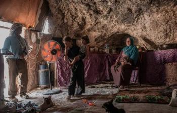 عائلة رزق أبو نعيم في الكهف