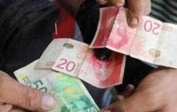 الاقتصاد بغزة تغلق 9 محلات صرافة لرفضها تداول العملات الورقية