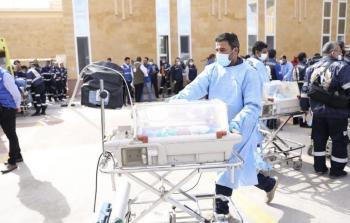وصول 11 طفلًا خدجًا إلى غزة بعد إنهاء علاجهم في الخارج