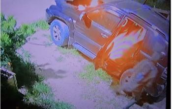 مستوطنون يحرقون مركبتين في يطا جنوب الخليل