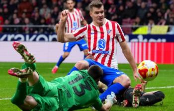 آرسنال يشكو أتلتيكو مدريد ليويفا بسبب طول أعشاب الملعب