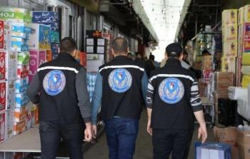 مباحث التموين بغزة تتلف 3 أطنان مواد غذائية مخالفة