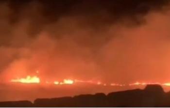 مستوطنون يحرقون أراضي زراعية في قرية المغير شمال شرق رام الله