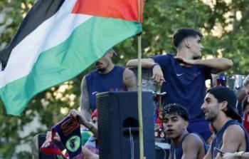 يامال يرفع علم فلسطين