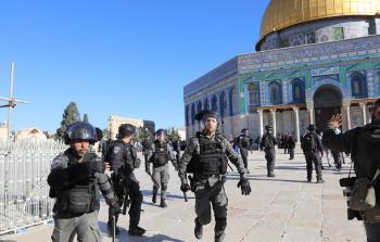 الاحتلال يعتقل حارسًا في الأقصى ويُمدد اعتقال شاب من حزما