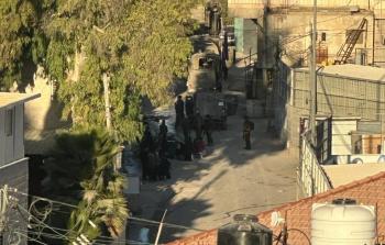 الاحتلال يحتجز عشرات المواطنين في الخليل