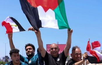 حسام حسن يرفع علم فلسطين