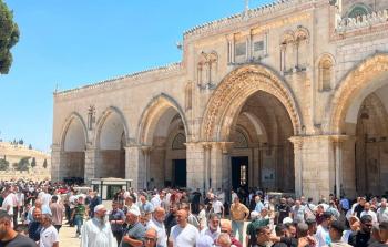 عشرات الآلاف يؤدون صلاة الجمعة في الأقصى