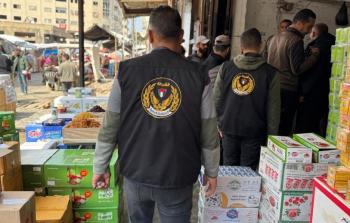 الاقتصاد تتلف كميات من المواد الغذائية الفاسدة والمنتهية الصلاحية في غزة وخانيونس