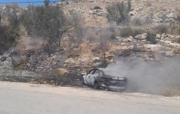 قوات الاحتلال تشعل النيران في مركبة مواطن غرب رام الله