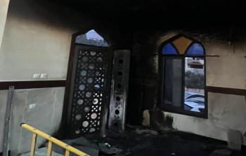 مستوطنون يحاولون إحراق مسجد في نابلس ويخطون شعارات عنصرية على جدرانه