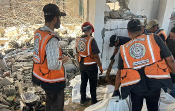 الدفاع المدني ينتشل جثامين 17 شهيدًا من تحت الأنقاض في غزة