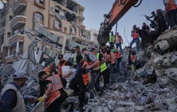 الدفاع المدني: انتشال جثامين 21 شهيدًا من تحت أنقاض عمارة السعادة بغزة