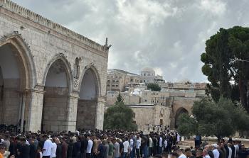 عشرات الآلاف يؤدون صلاة الجمعة في المسجد الأقصى