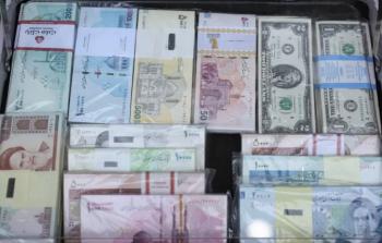 انخفاض كبير للريال الإيراني أمام الدولار