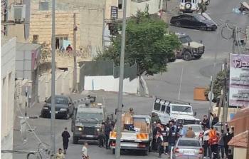 الاحتلال يحتجز عددًا من المواطنين خلال اقتحام تقوع في بيت لحم