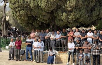 عشرات الآلاف يؤدون صلاة الجمعة في المسجد الأقصى