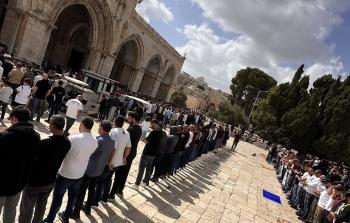 عشرات الآلاف يؤدون الجمعة في الأقصى