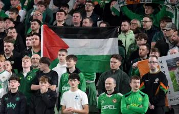 جماهير منتخب أيرلندا ترفع علم فلسطين