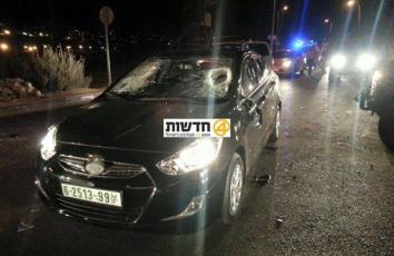 سيارة فلسطينية تعرضت لإلقاء حجارة من المستوطنين