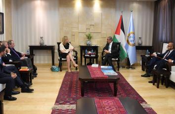 اشتية خلال اللقاء