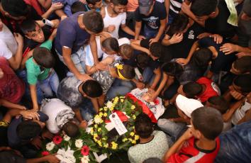 جانب من تشييع جثمان الرضيع