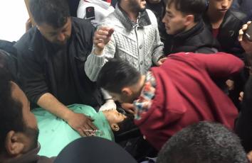 الشهيد رمزي القصراوي في المستشفى الأهلي (تصوير: مصعب شاور)