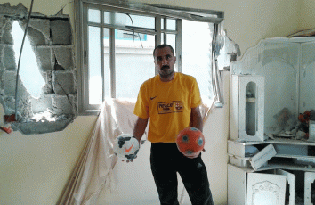 كابتن المنتخب الفلسطيني السابق صائب جندية يتفقد الأضرار بمنزله