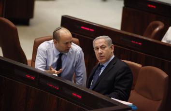 رئيس الوزراء الإسرائيلي بنيامين نتنياهو وزعيم حزب البيت اليهودي نفتالي بينيت