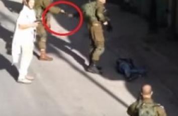 إلقاء جنود الاحتلال سكينا بجانب الشهيد