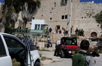 من مكان عملية الطعن قرب الحرم الإبراهيمي بالخليل