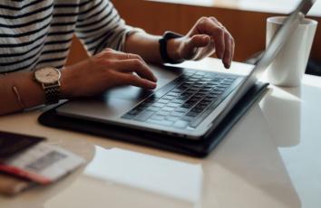 بحث-عن-التعليم-الالكتروني-825x510