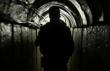 أحد مقاتلي حماس في نفق أرضي