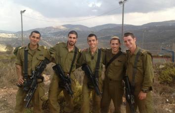 الجندي الإسرائيلي الأسير لدى كتائب القسام في وسط الجنود