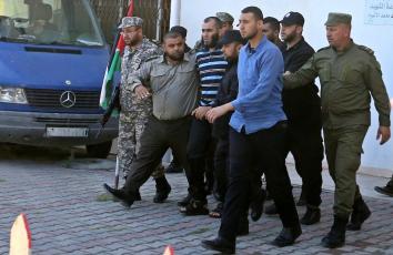 اقتياد أحد المدانين باغتيال فقها بعد إصدار حكم الإعدام بحقه (صفا)