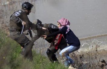 فتاة فلسطينية على أحد الحواجز العسكرية