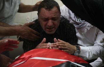 والد الشهيد أثناء توديعه