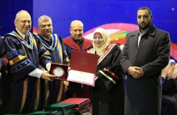 الشهيد فقها (يمين)