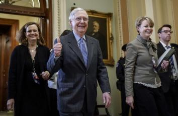 زعيم الأغلبية في مجلس الشيوخ الجمهوري ميتش ماكونيل لدى خروجه بعد التصويت على رفض استدعاء الشهود 