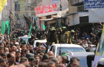 عناصر من القسام خلال تشييع الشهيد مازن فقها بغزة